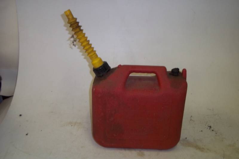lot 61 image: 1.5 gallon gas can