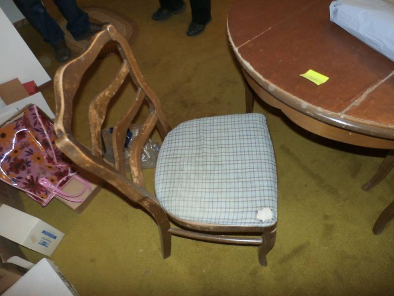 wooden table leaf6 matching chairs.
