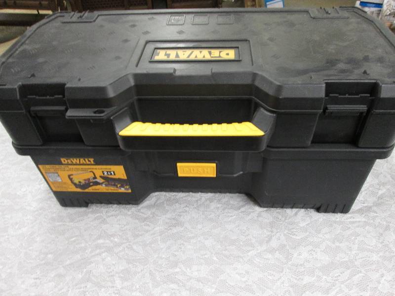 Dewalt 2 in 1 24 inch tote with pow...