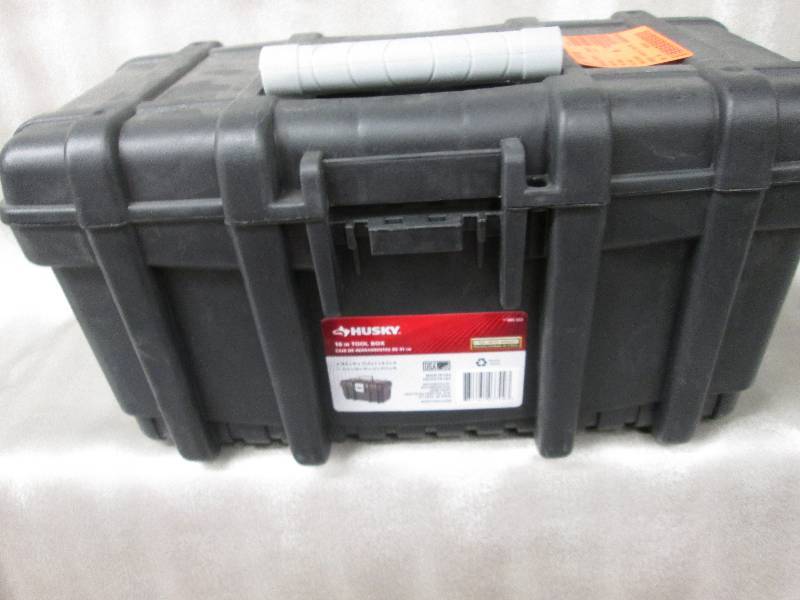 Husky 16 inch tool box - no latches...