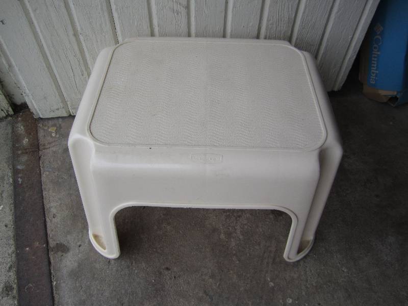 small step stool looks new...