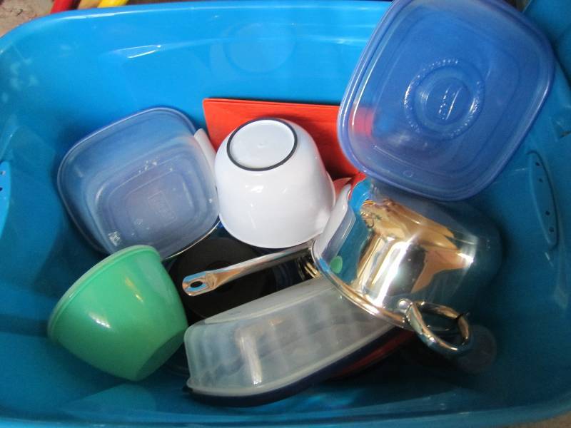 Plastic tote of tupperware...