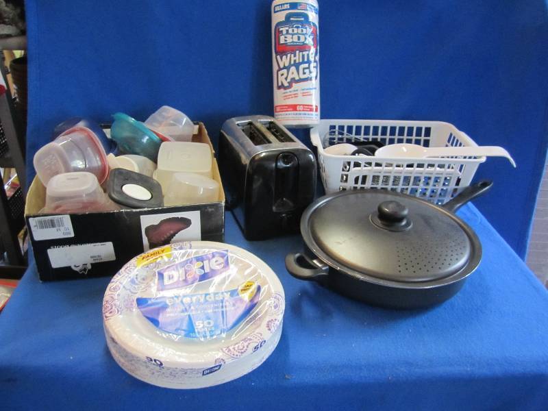 Lot of kitchen utinsels, tupperware...