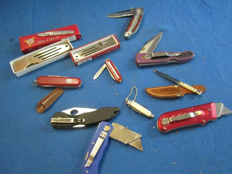 Lot of pocket knives...