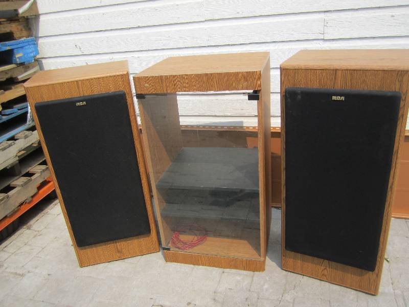 2 large speakers and a stereo cabin...