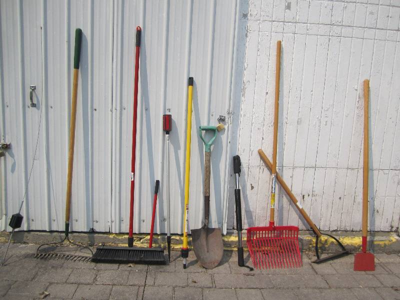 Large lot of nice clean yard and ga...