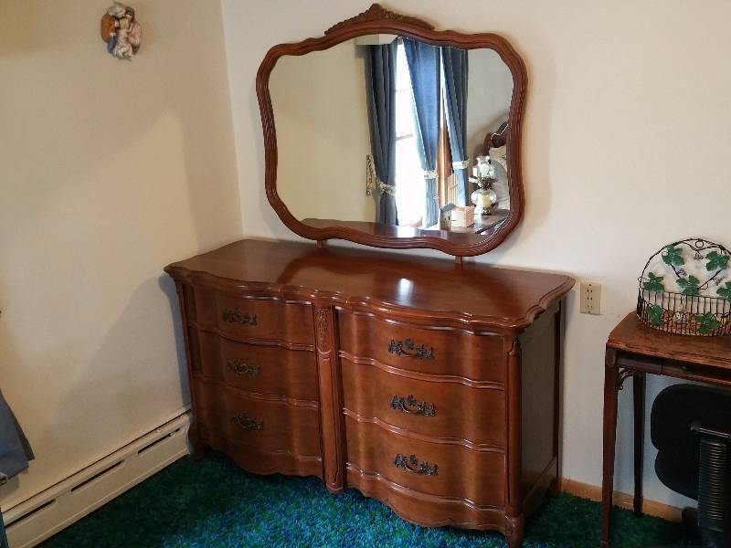 lot 1 image: Antique Serpentine Mirrored Dresser