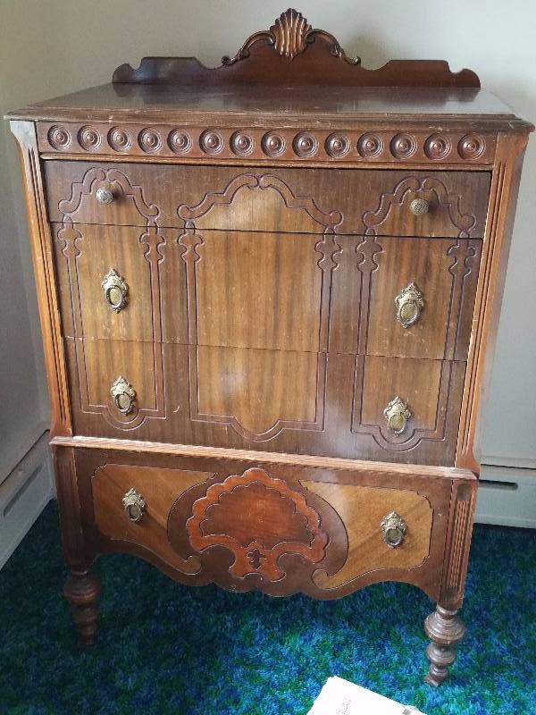 lot 3 image: Ornate Antique Dresser
