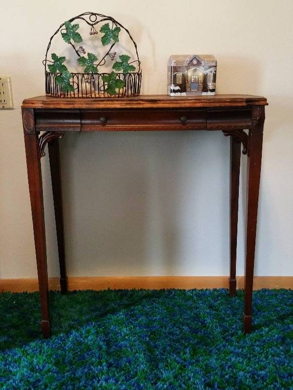 lot 5 image: Antique Occasional Table
