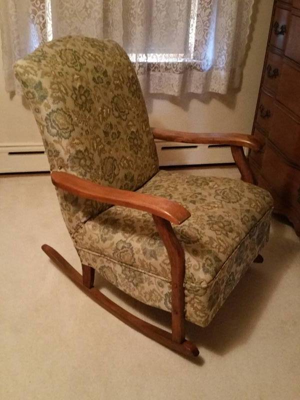 lot 9 image: Antique Rocking Chair
