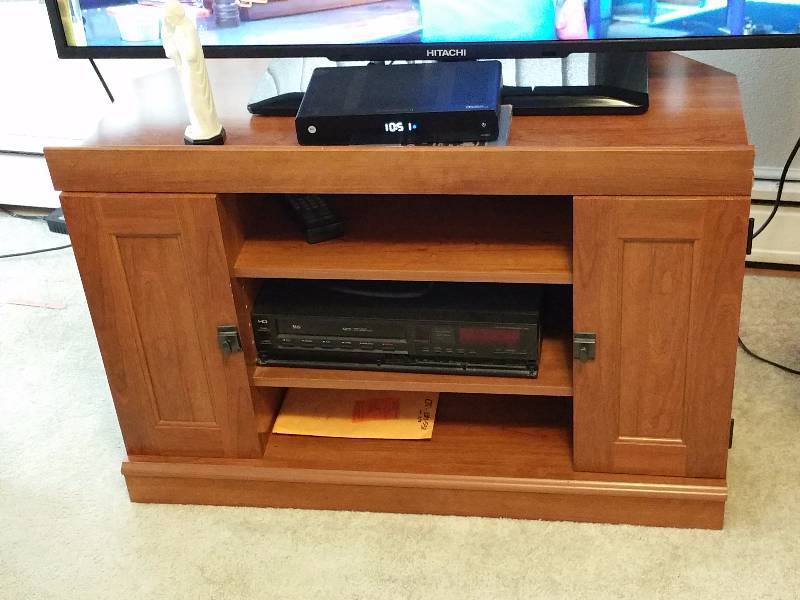 lot 25 image: TV  Entertainment Stand w Storage