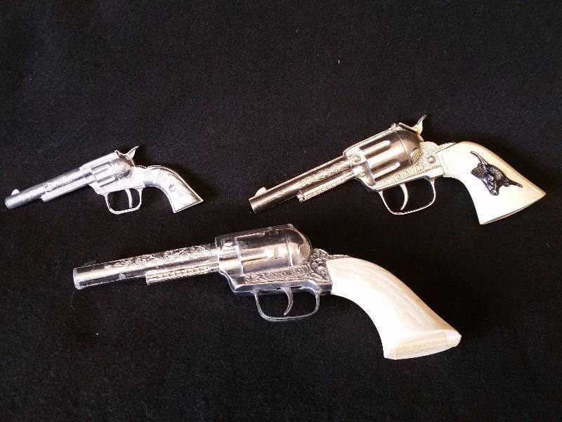 lot 28 image: (3) Vintage Cap Guns