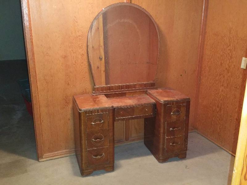 lot 65 image: Antique Mirrored Vanity Dresser