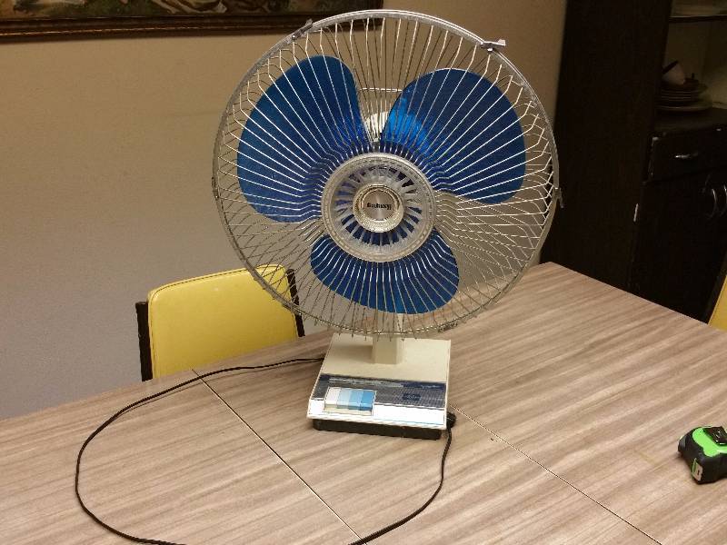 lot 73 image: Galaxy 16 Oscilating Table Top Fan