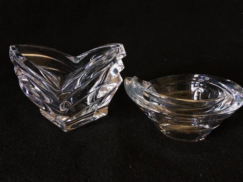 lot 105 image: (2) Crystal Art Glass Pieces