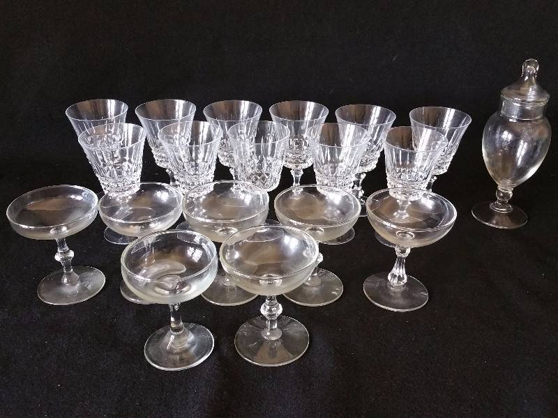 lot 106 image: Group of Crystal and Clear Glassware
