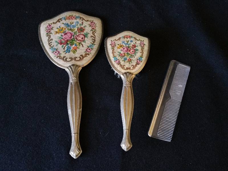 lot 109 image: Vintage Dresser Vanity Set