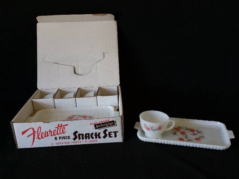 lot 208 image: Anchor Hocking Fleurette 8 Piece Snack Set