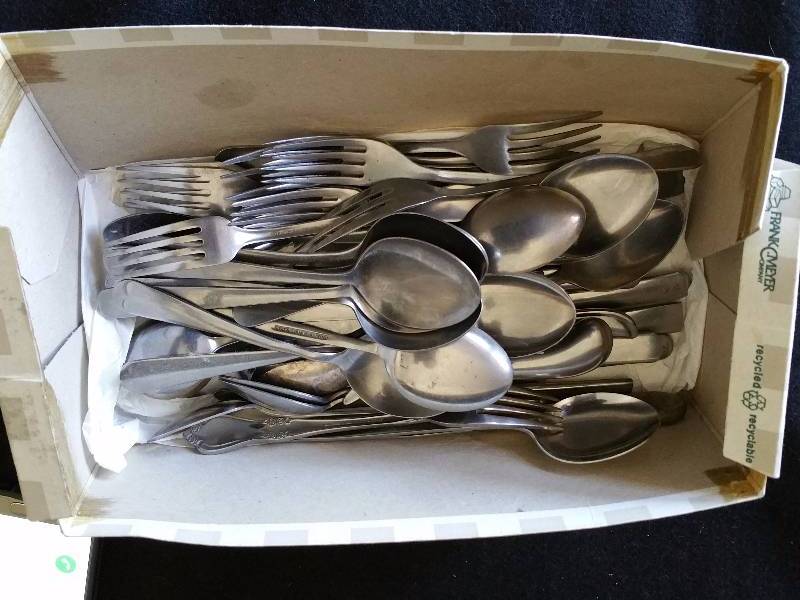 lot 209 image: Shoebox of Flatware