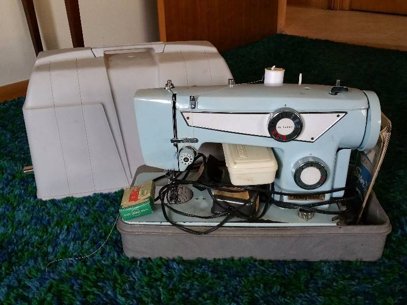 lot 218 image: Singer Super Zig-Zag Model 750 Sewing Machine