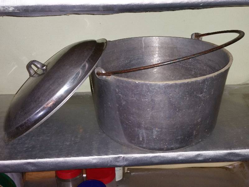 lot 239 image: Metal Cooking Pot