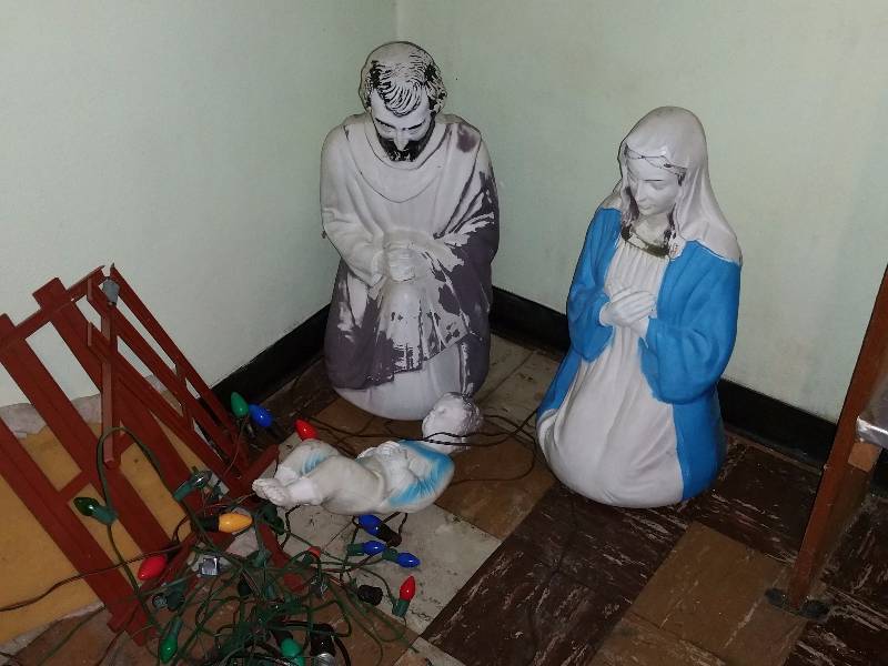 lot 242 image: Vintage Manger Scene Lighted Blow Molds