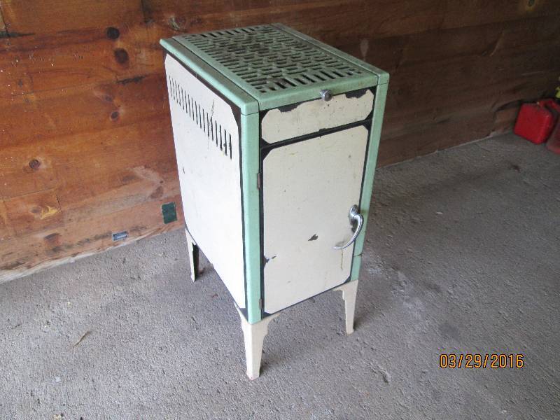 lot 11 image: Vintage Enameled Cast Iron Wood Stove