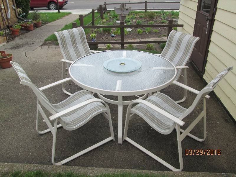 lot 15 image: Patio Table & 4 Chairs