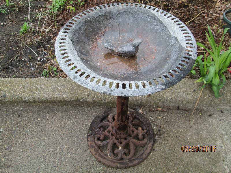 lot 17 image: Ornate Cast Iron Birdbath