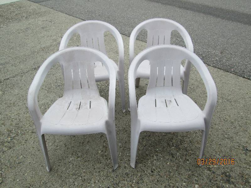 lot 134 image: 4 Plastic Lawn Chairs