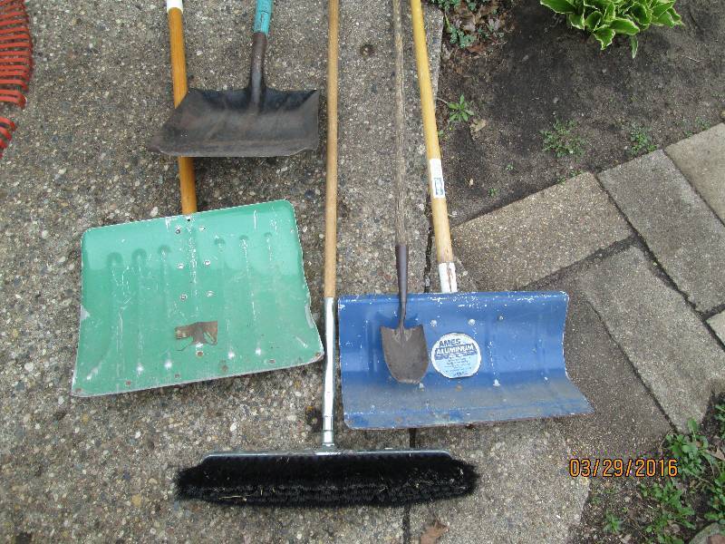 lot 138 image: Shovels & Broom