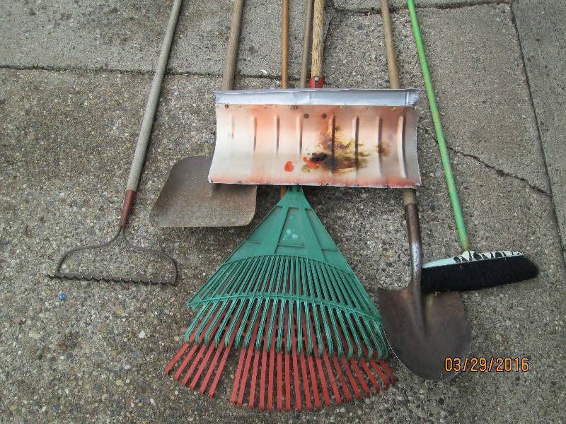 lot 139 image: Yard Tools