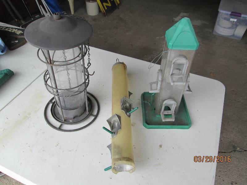 lot 147 image: Bird Feeders