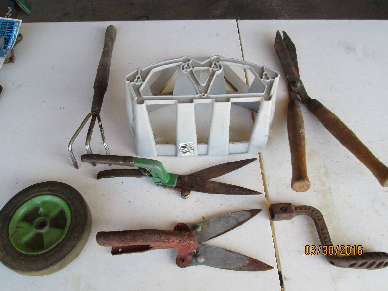 lot 167 image: Lawn & Garden Tools