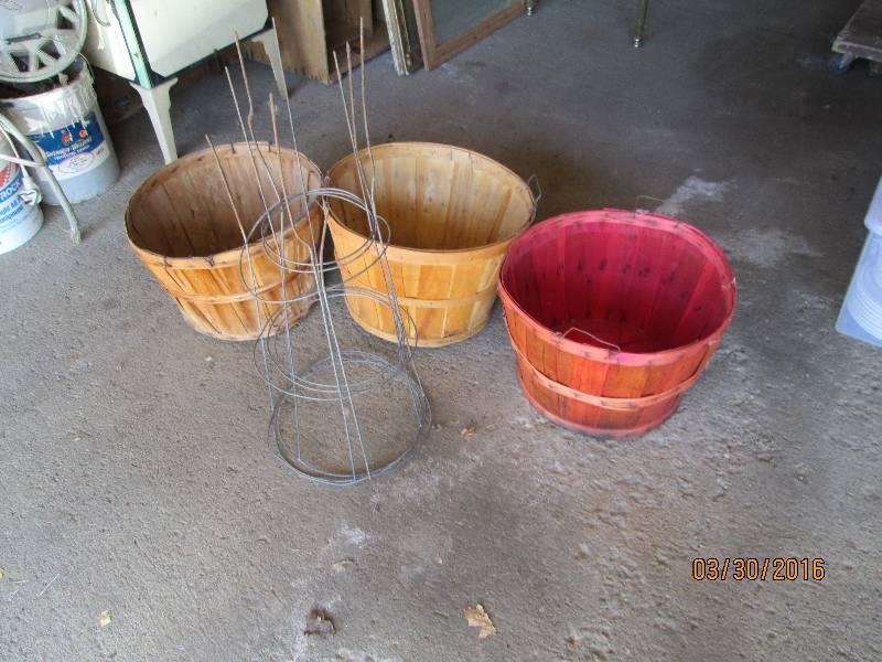lot 183 image: Bushel Baskets
