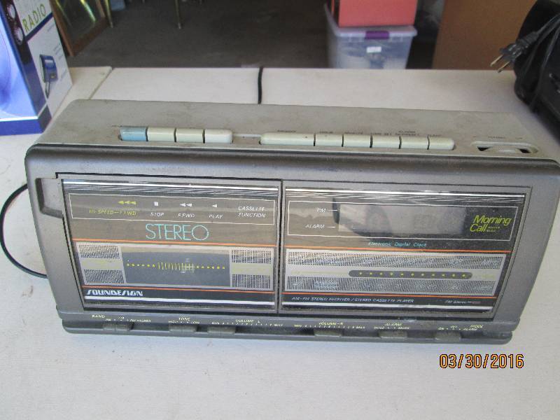 lot 186 image: Soundesign AM FM Casette  Player