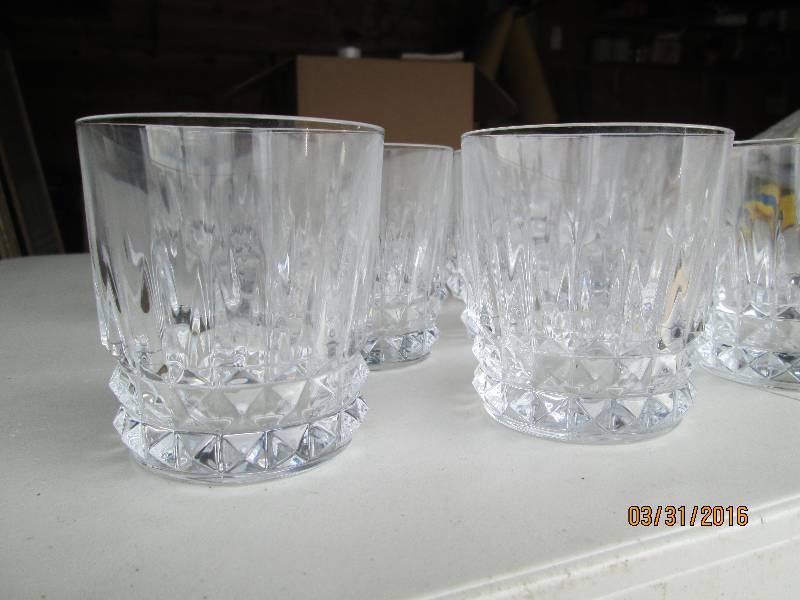 lot 195 image: Glass Cocktail Glasses