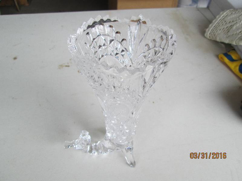 lot 199 image: Hofbauer Bird Cornucopia Crystal Vase