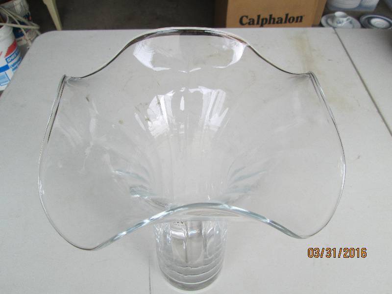 lot 201 image: Italy Hand Blown Class Vase
