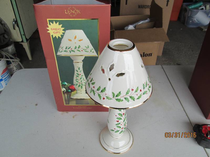 lot 248 image: Lenox Holiday Candle Lamp
