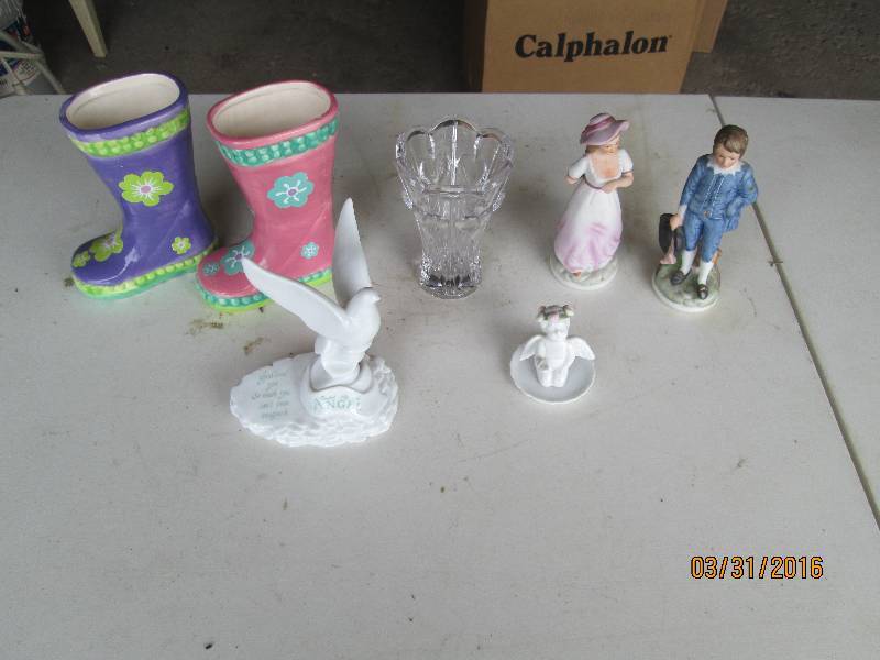 lot 253 image: Knick Knacks