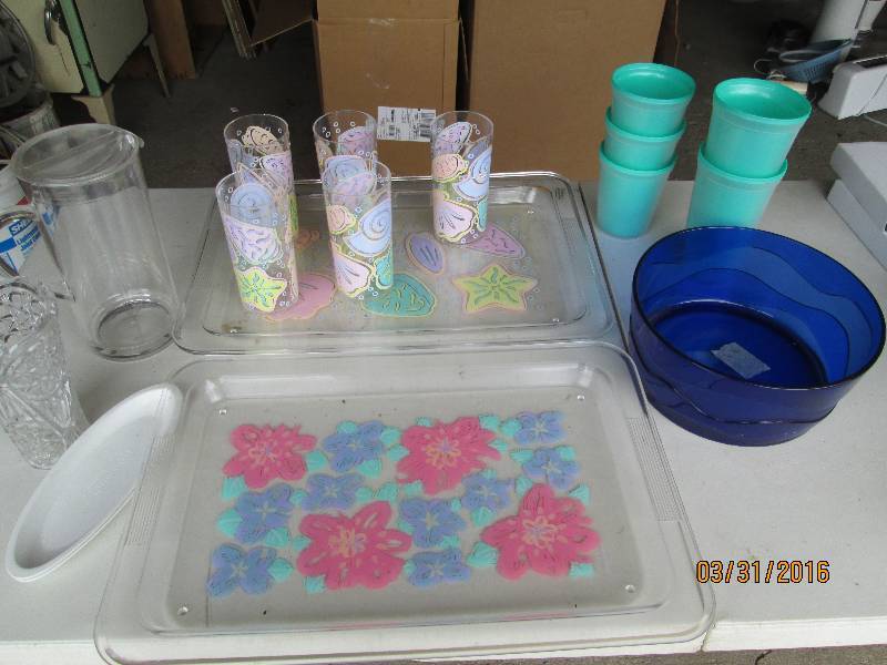lot 258 image: Patio Trays & Cups