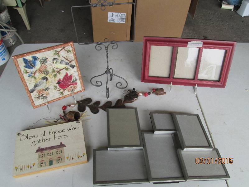 lot 261 image: Frames & Decor