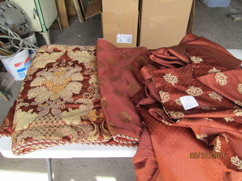 lot 274 image: Pillow Cases & Curtain Valances