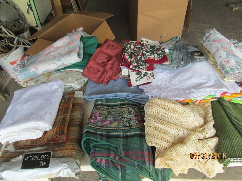 lot 276 image: Table Runners, Tablecloths & Lauren Napkins