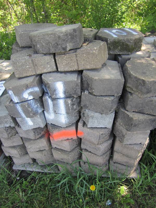 Pallet of approximately 120 retaini...