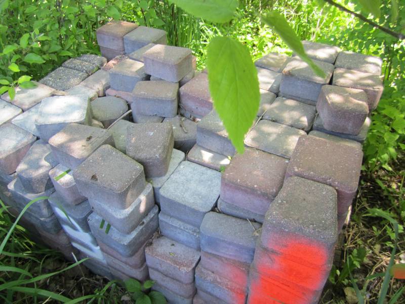 Pallet of approximately 300  smal...