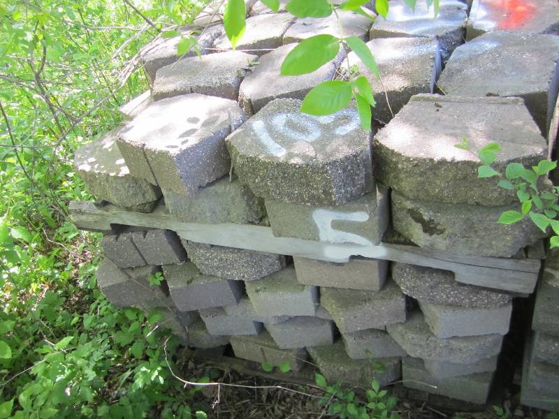 Pallet of approximately 110 retaini...