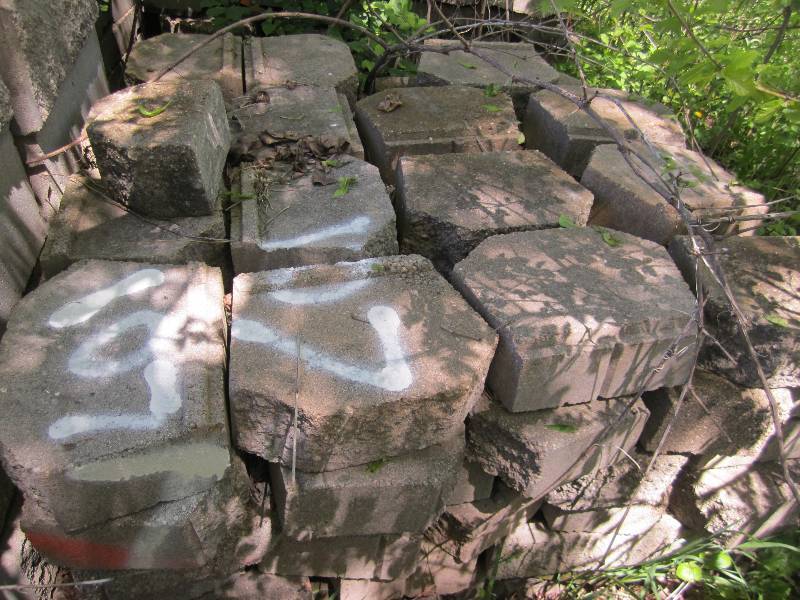 Pallet of approximately 96 retainin...