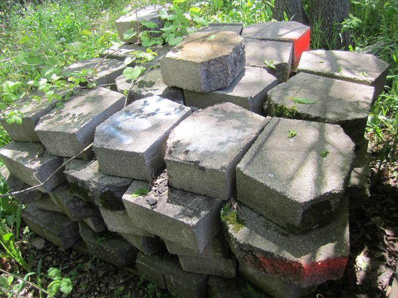 Pallet of approximately 100 retaini...